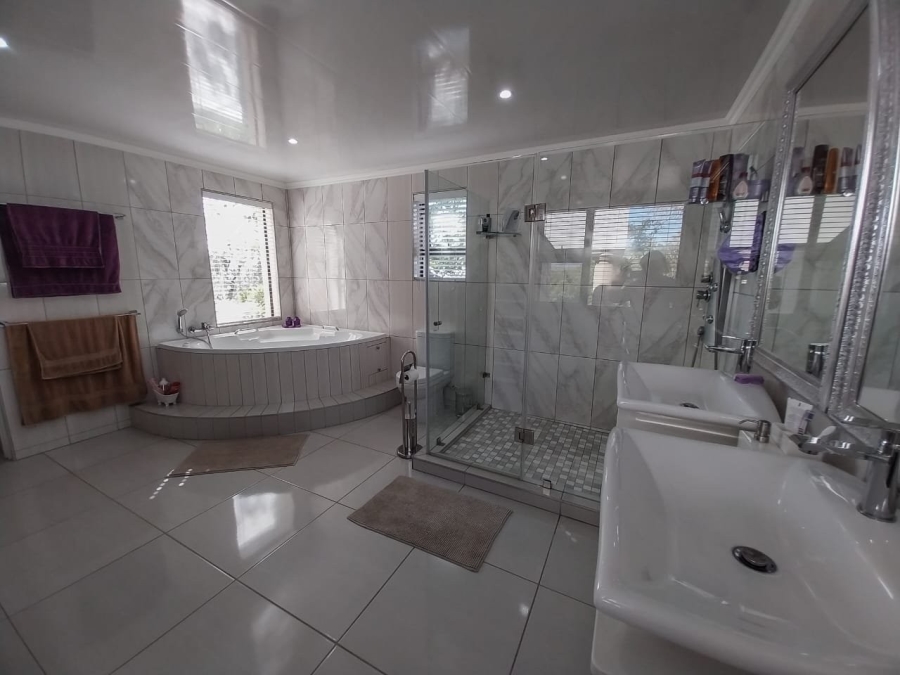 5 Bedroom Property for Sale in Meerhof North West